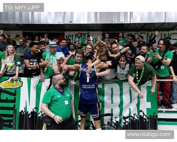 维克多·文班亚马在快船与尼克斯NBA杯决赛前的打扮有目共睹